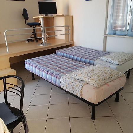 Ferienwohnung Monolocale A Peschiera Del Garda Vista Lago Exterior foto